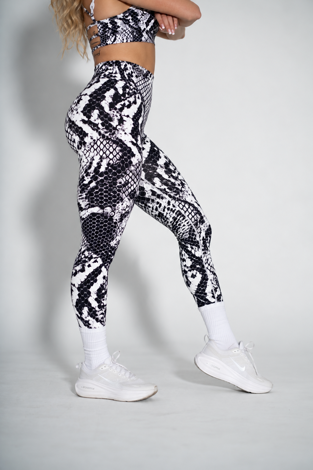 Pinnacle Seamless Scrunch Butt Legging - White Snake Skin