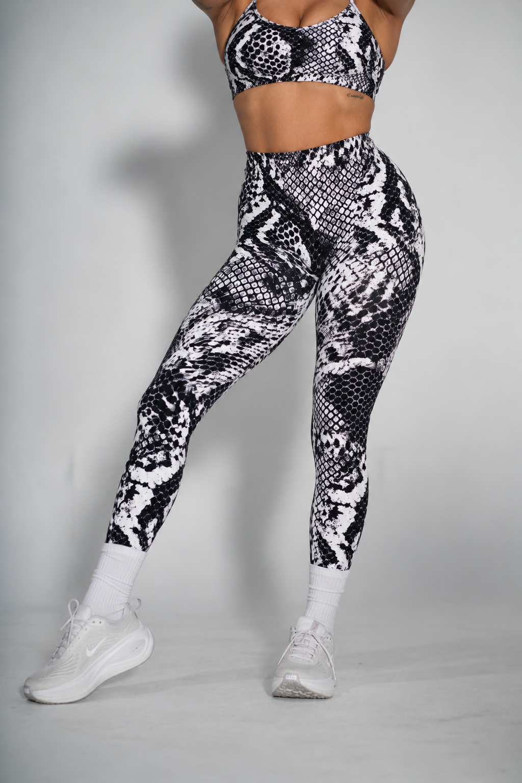 Pinnacle Seamless Scrunch Butt Legging - White Snake Skin