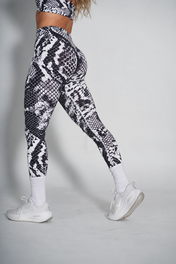 Pinnacle Seamless Scrunch Butt Legging - White Snake Skin