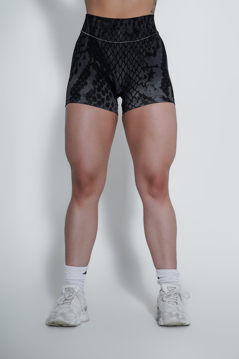 Pinnacle Seamless Scrunch Butt Shorts 4" - Black Snake Skin