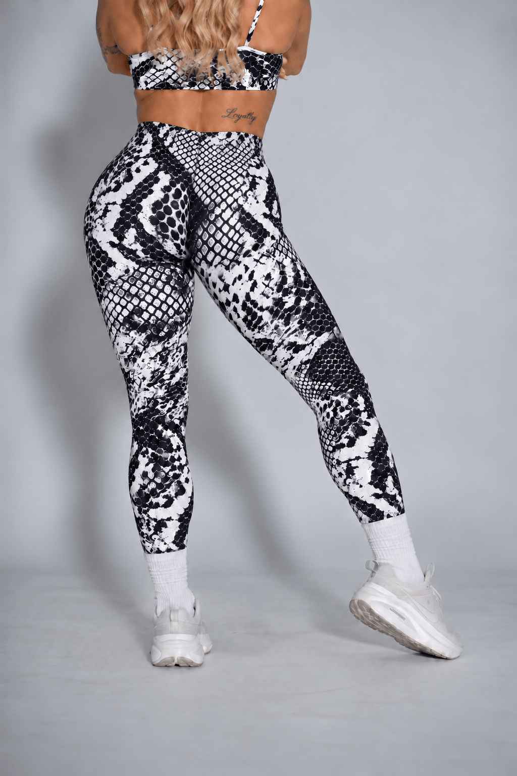 Pinnacle Seamless Scrunch Butt Legging - White Snake Skin - VITAL APPAREL