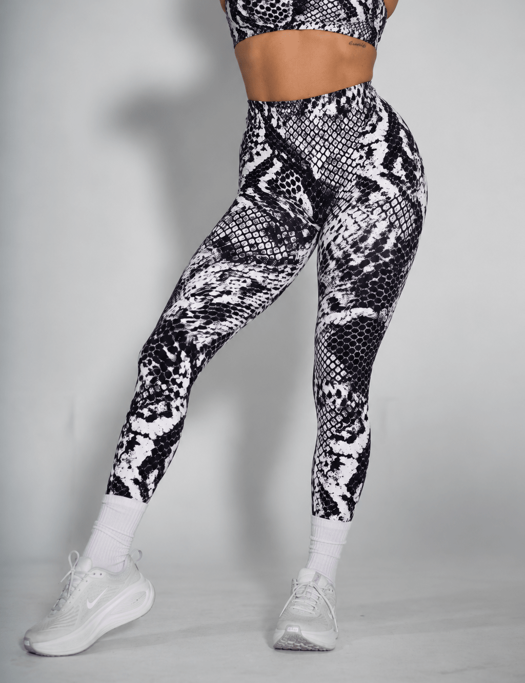 Pinnacle Seamless Scrunch Butt Legging - White Snake Skin - VITAL APPAREL