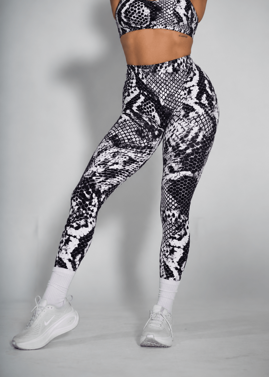 Pinnacle Seamless Scrunch Butt Legging - White Snake Skin - VITAL APPAREL